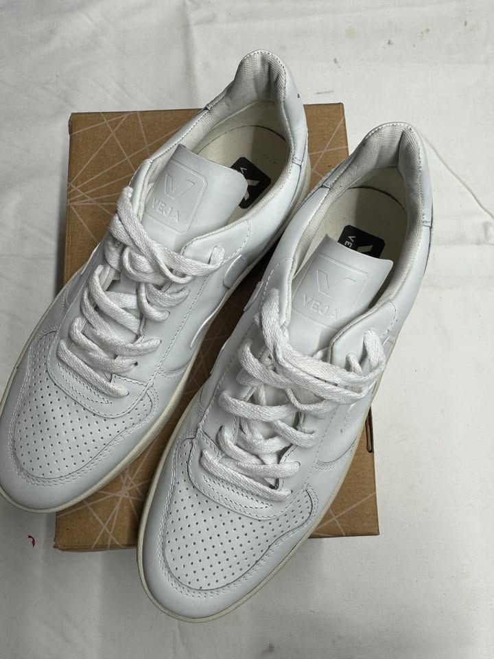 VEJA V10 white unisex sneaker EU 41/ US 10/ UK & AU 8