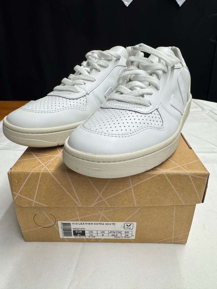 VEJA V10 white unisex sneaker EU 41/ US 10/ UK & AU 8