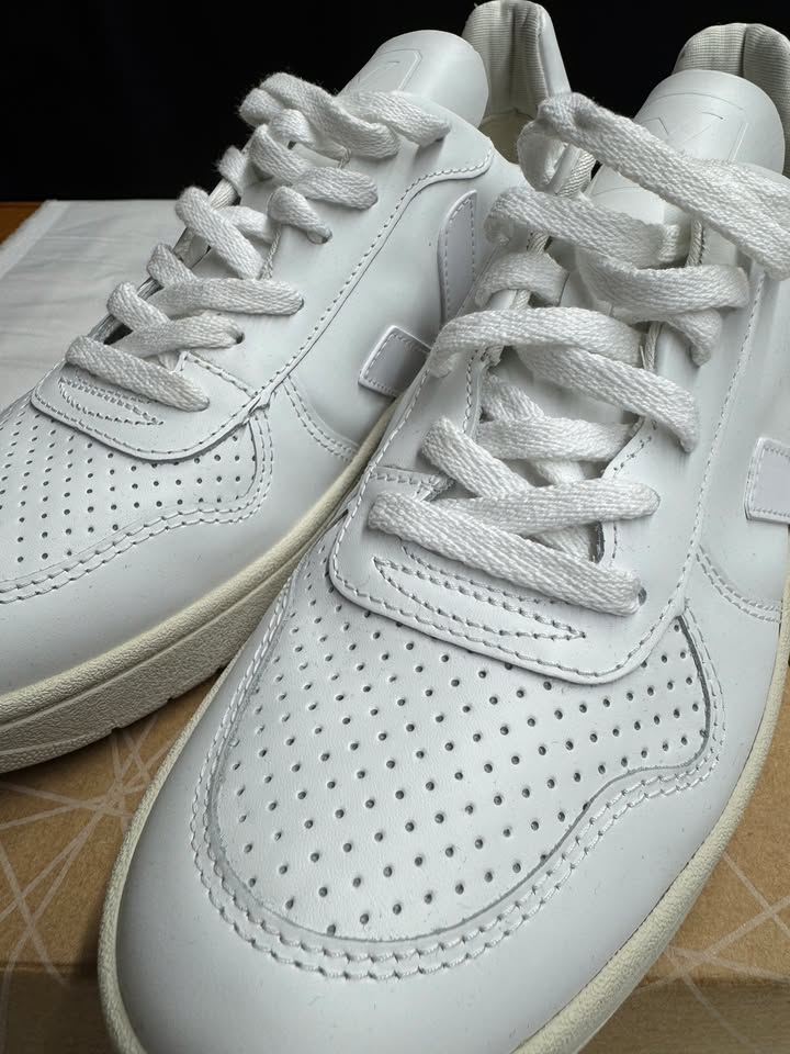 VEJA V10 white unisex sneaker EU 41/ US 10/ UK & AU 8